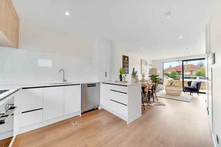 Photo of property in 2/60 Yeovil Road, Te Atatu Peninsula, Auckland, 0610