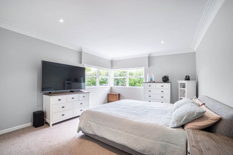 Photo of property in 1/282 East Coast Road, Forrest Hill, Auckland, 0620