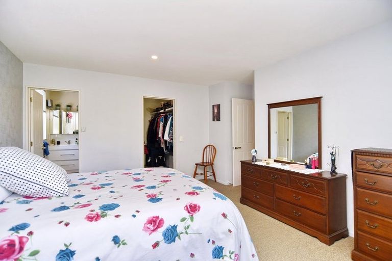 Photo of property in 21 Thornwood Place, Redwood, Christchurch, 8051