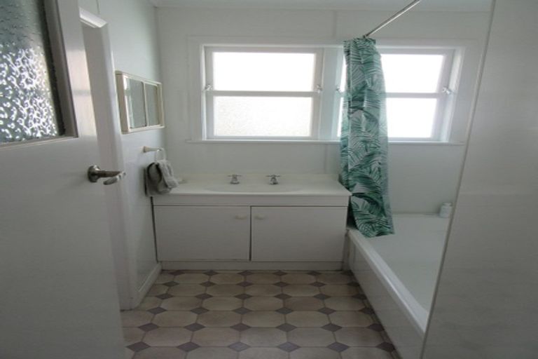 Photo of property in 91 Taylor Terrace, Tawa, Wellington, 5028