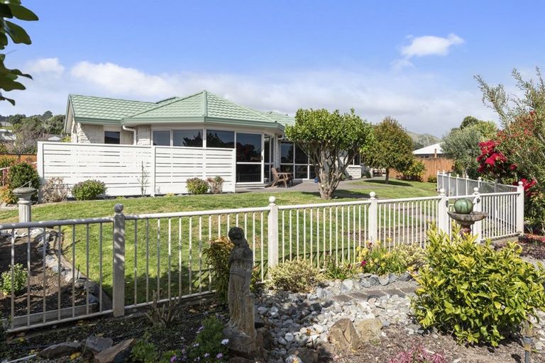 Photo of property in 16 Harry Shaw Way, Raumati South, Paraparaumu, 5032