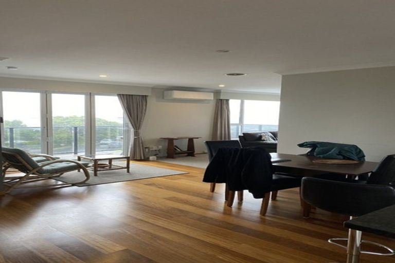 Photo of property in 2 Mayfair Place, Tawa, Wellington, 5028