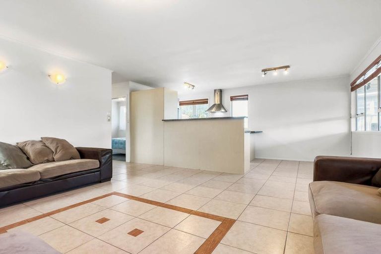 Photo of property in 10 Serjeant Street, Henderson, Auckland, 0612
