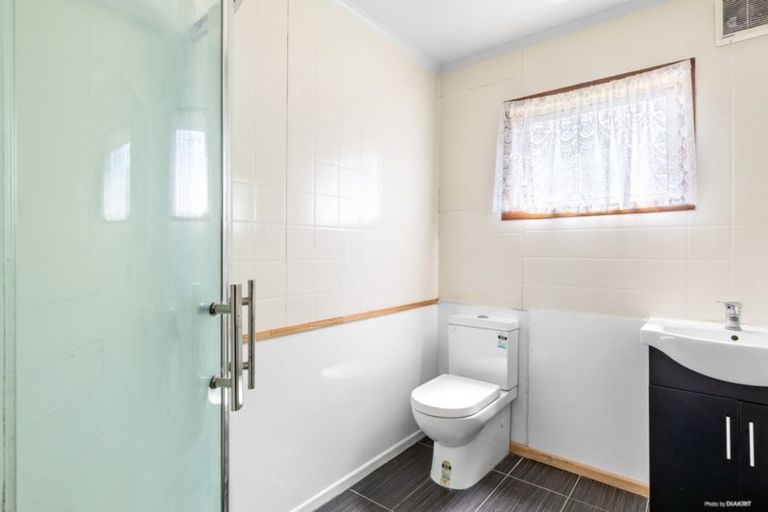 Photo of property in 605 Glenfield Road, Totara Vale, Auckland, 0629