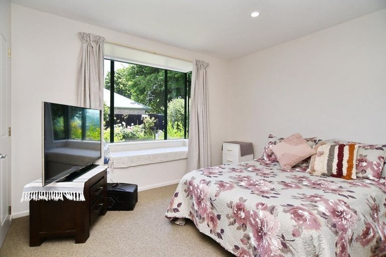 Photo of property in 21 Thornwood Place, Redwood, Christchurch, 8051