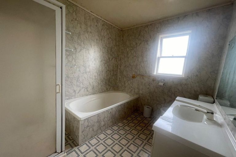 Photo of property in 4 River Road, Te Atatu Peninsula, Auckland, 0610