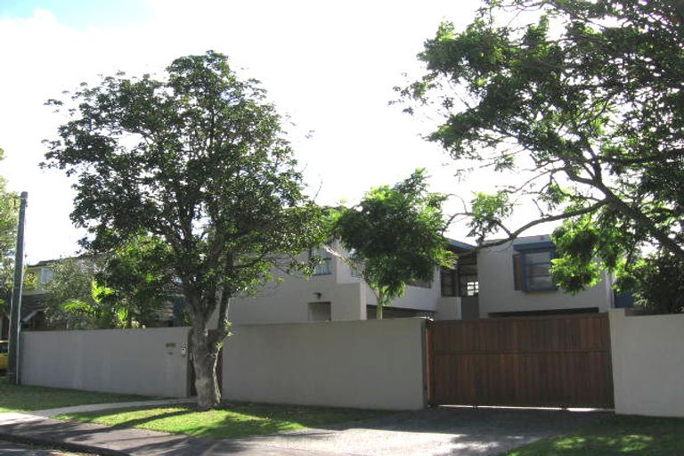 Photo of property in 10 Frieston Road, Milford, Auckland, 0620