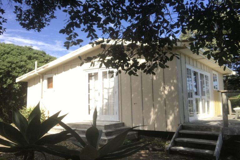 Photo of property in 30 Garden Road, Piha, New Lynn, 0772