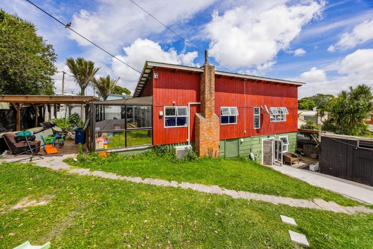 Photo of property in 2 Harrington Road, Henderson, Auckland, 0610