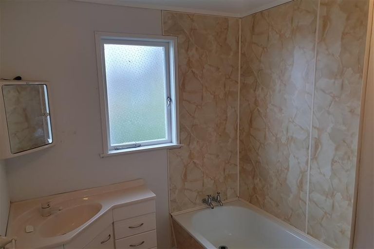 Photo of property in 92 Te Atatu Road, Te Atatu South, Auckland, 0610