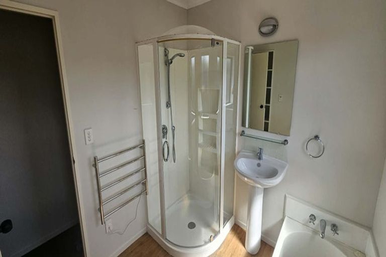 Photo of property in 60 Guadeloupe Crescent, Grenada Village, Wellington, 6037