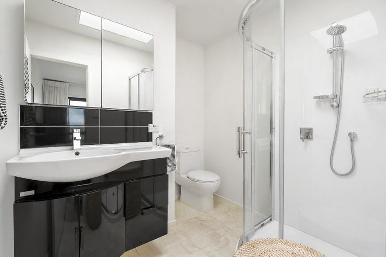 Photo of property in 2/86 Seaview Road, Castor Bay, Auckland, 0620