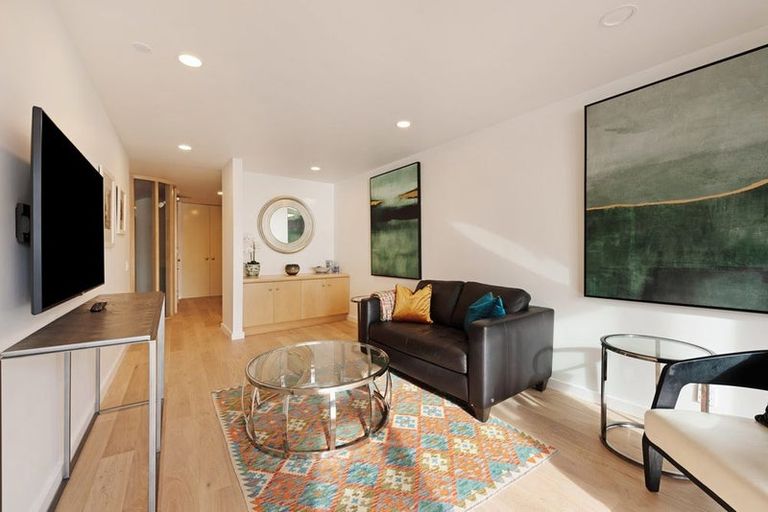 Photo of property in 2/328 Oriental Parade, Oriental Bay, Wellington, 6011