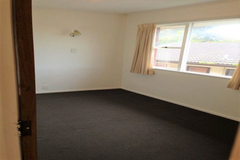 Photo of property in 8 Easton Park Parade, Glenfield, Auckland, 0629