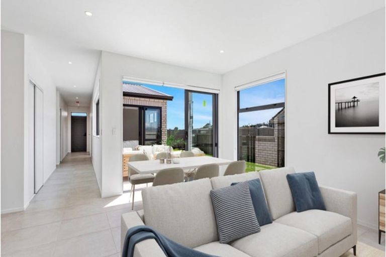 Photo of property in 32 Port Way, Rosehill, Papakura, 2113