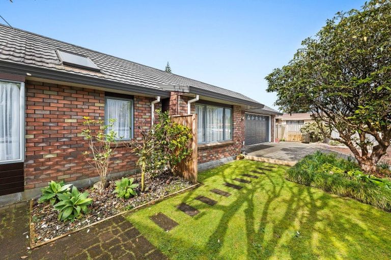 Photo of property in 35 Manu Crescent, Upper Vogeltown, New Plymouth, 4310