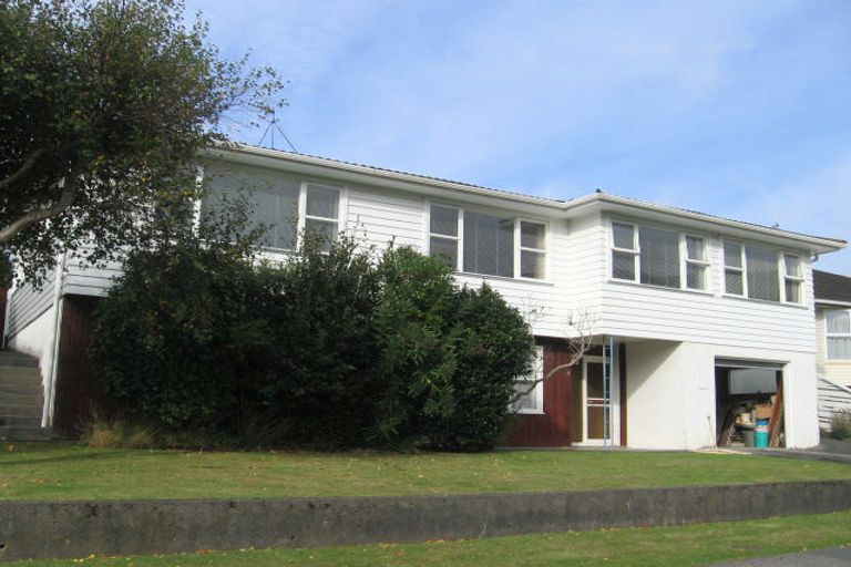 Photo of property in 2 Fitzwilliam Terrace, Tawa, Wellington, 5028