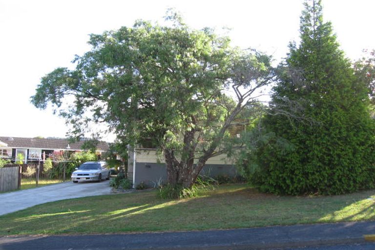 Photo of property in 4 Verena Place, Green Bay, Auckland, 0604