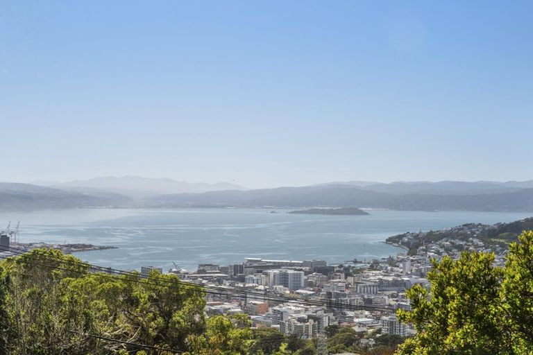 Photo of property in 55 Apuka Street, Brooklyn, Wellington, 6021