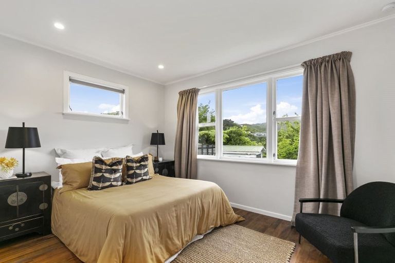 Photo of property in 6 Thurleigh Grove, Karori, Wellington, 6012