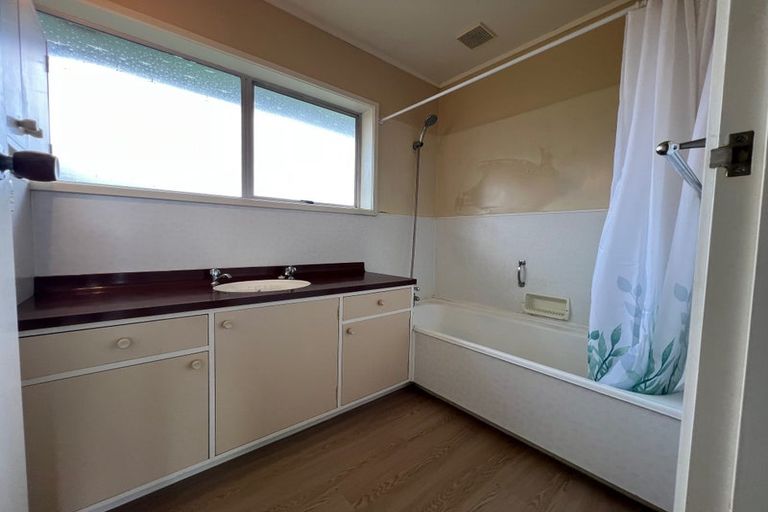 Photo of property in 5 Miltonia Avenue, Te Atatu South, Auckland, 0610