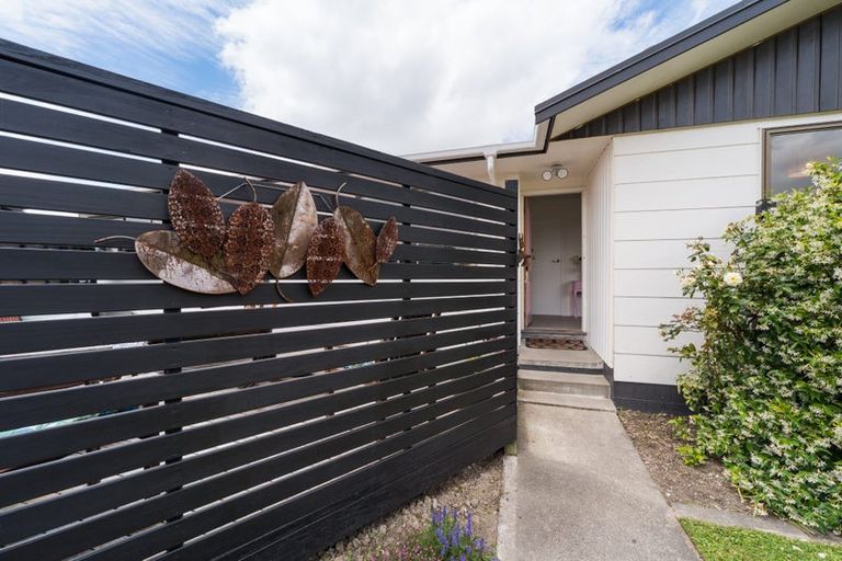 Photo of property in 27 Hillcrest Drive, Kelvin Grove, Palmerston North, 4414