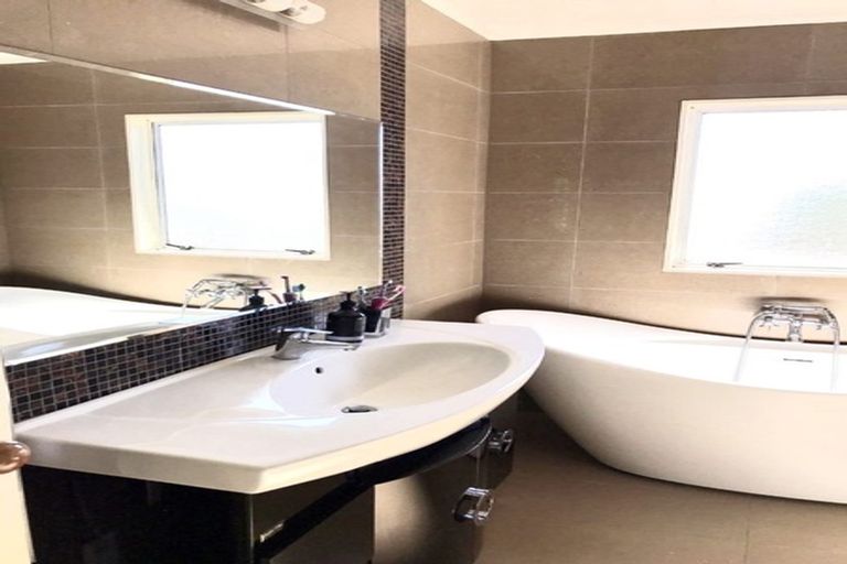 Photo of property in 1 Remus Place, Totara Vale, Auckland, 0629