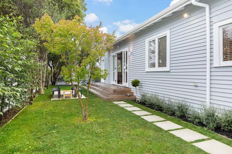 Photo of property in 24 Walmer Road, Point Chevalier, Auckland, 1022