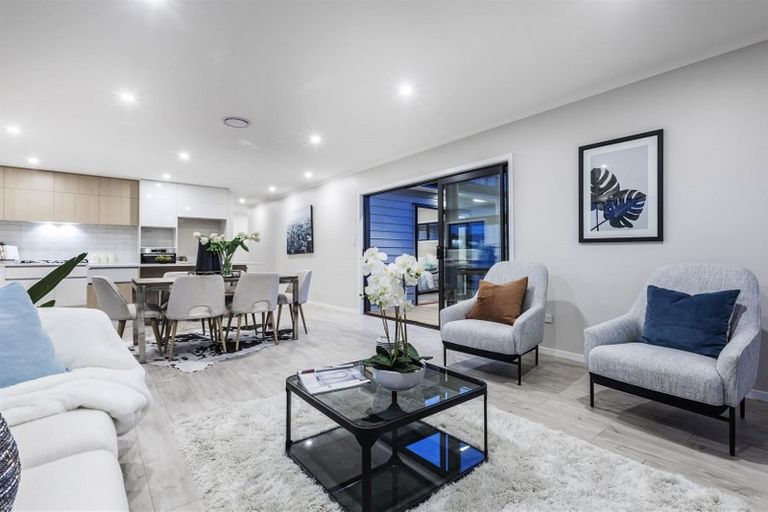 Photo of property in 8 Vogwill Road, Kumeu, 0810