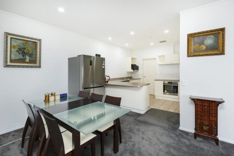 Photo of property in Maddison Apartments, 2/6c Queen Street, Palmerston North, 4410