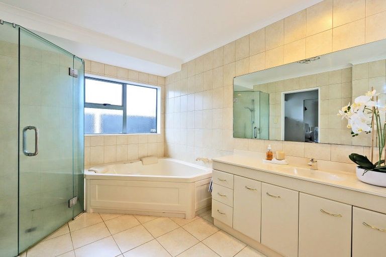 Photo of property in 28 Kensington Drive, Taradale, Napier, 4112