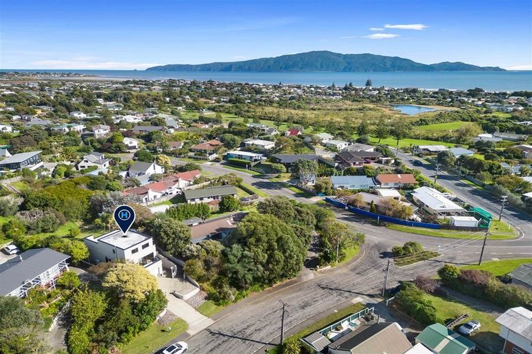 Photo of property in 4 Flaxmere Street, Waikanae Beach, Waikanae, 5036