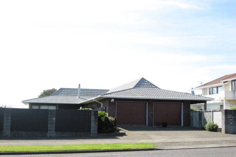 Photo of property in 128 Heta Road, Highlands Park, New Plymouth, 4312
