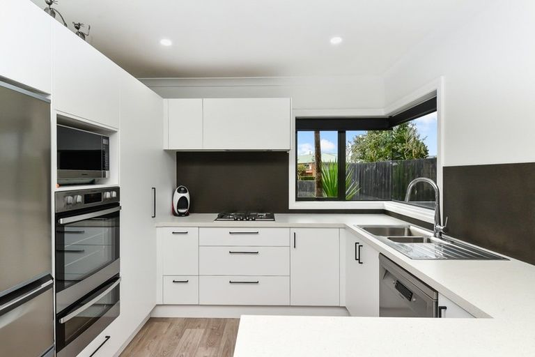 Photo of property in 52 Waiwherowhero Drive, St Andrews, Hamilton, 3200