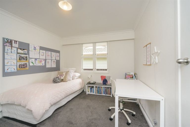 Photo of property in 16 Kapiti Place, Awapuni, Palmerston North, 4412