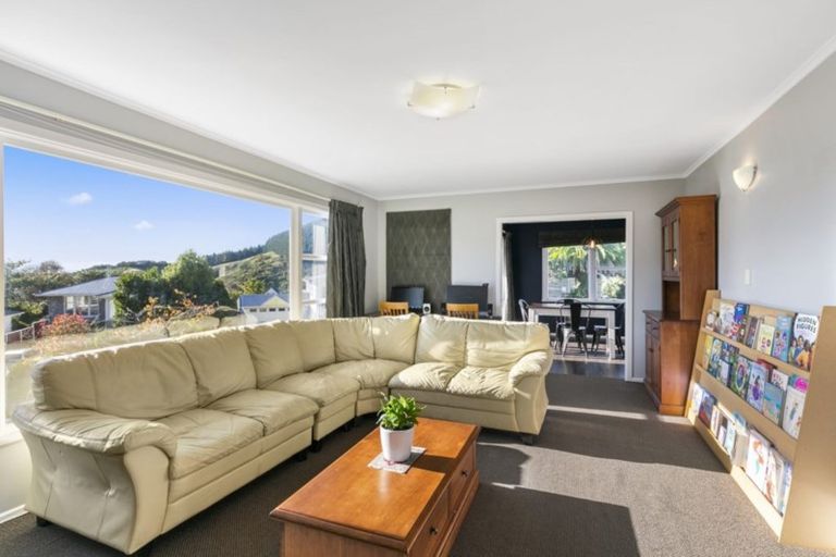 Photo of property in 76 Raroa Terrace, Tawa, Wellington, 5028