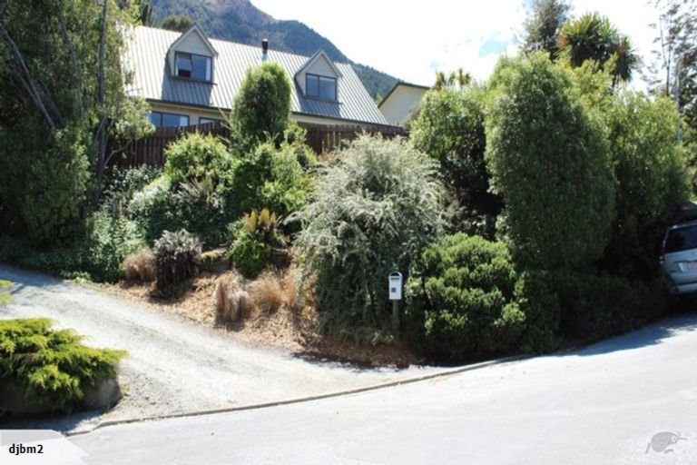 Photo of property in 11 Evergreen Place, Sunshine Bay, Queenstown, 9300