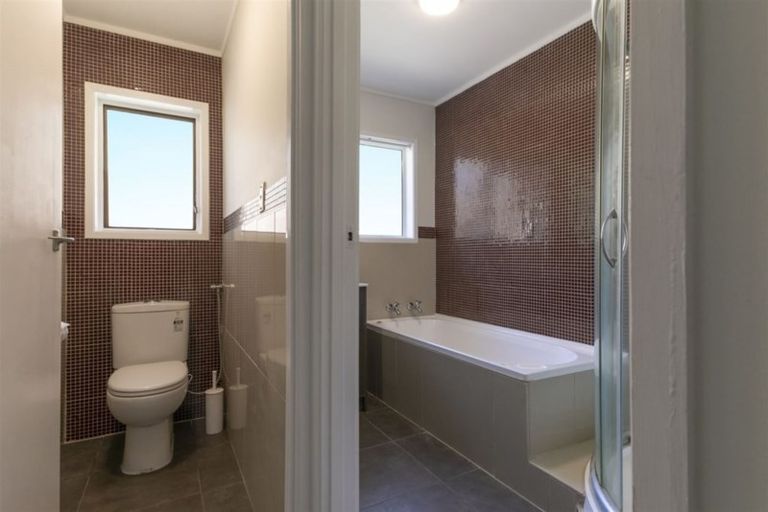 Photo of property in 1/69 Glencoe Road, Browns Bay, Auckland, 0630