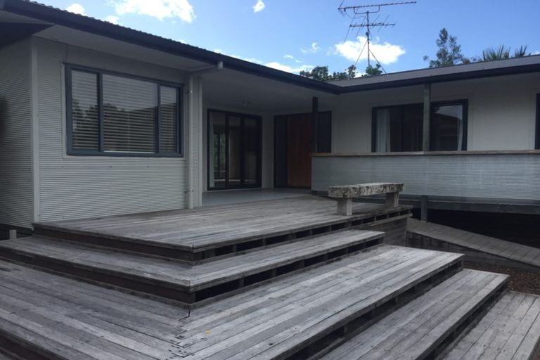 Photo of property in 9 Quo Vadis Place, Red Beach, 0932