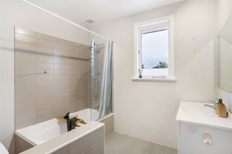 Photo of property in 1/23 Sunnynook Road, Forrest Hill, Auckland, 0620