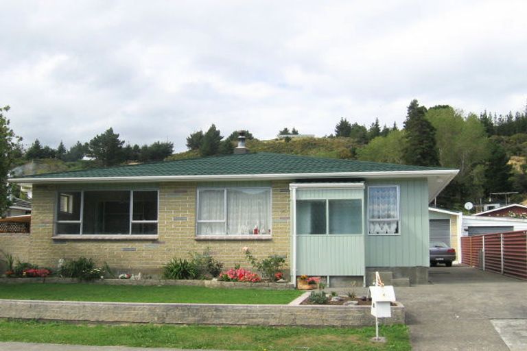 Photo of property in 16 Oregon Drive, Maoribank, Upper Hutt, 5018