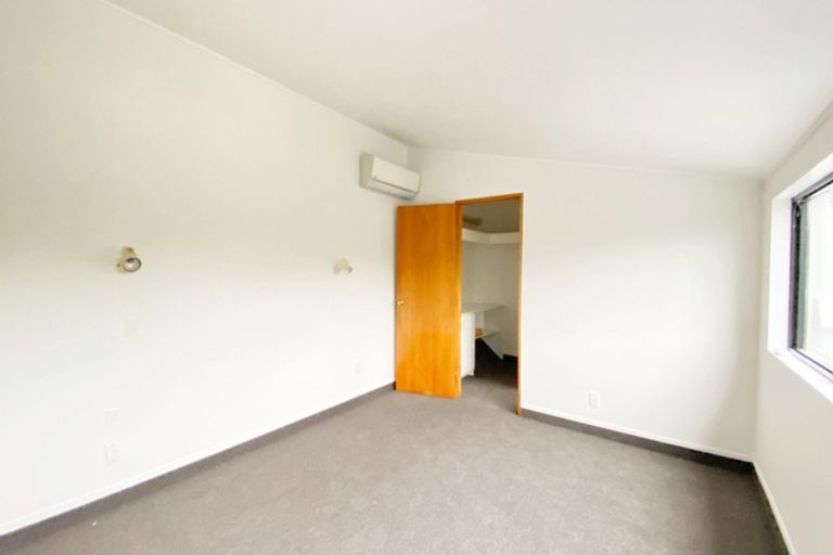 Photo of property in 16 Opanuku Road, Henderson Valley, Auckland, 0612