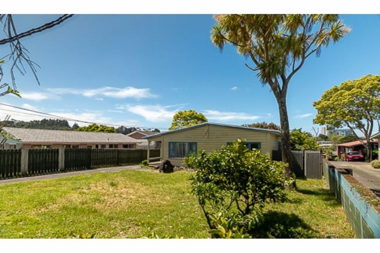 Photo of property in 26 Woodglen Road, Glen Eden, Auckland, 0602