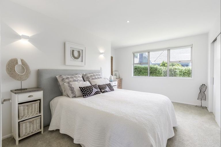 Photo of property in 12 Elgin Place, Red Beach, 0932