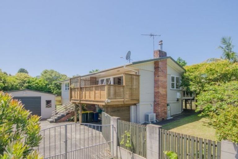 Photo of property in 3 Thuja Street, Green Bay, Auckland, 0604