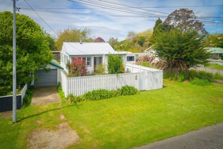 Photo of property in 28 Wilson Street, Waverley, 4510