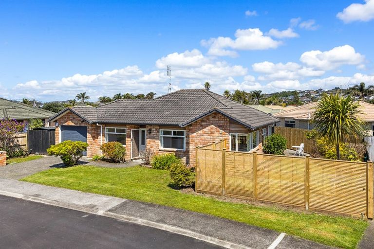 Photo of property in 11 Francis Skinner Place, Orewa, 0931