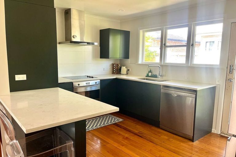 Photo of property in 1/31 Raines Avenue, Forrest Hill, Auckland, 0620
