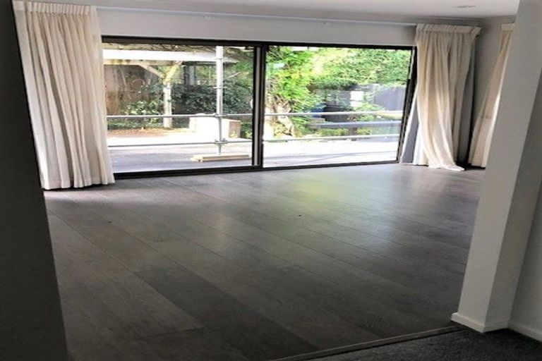 Photo of property in 7 Puawai Place, Northcote, Auckland, 0627