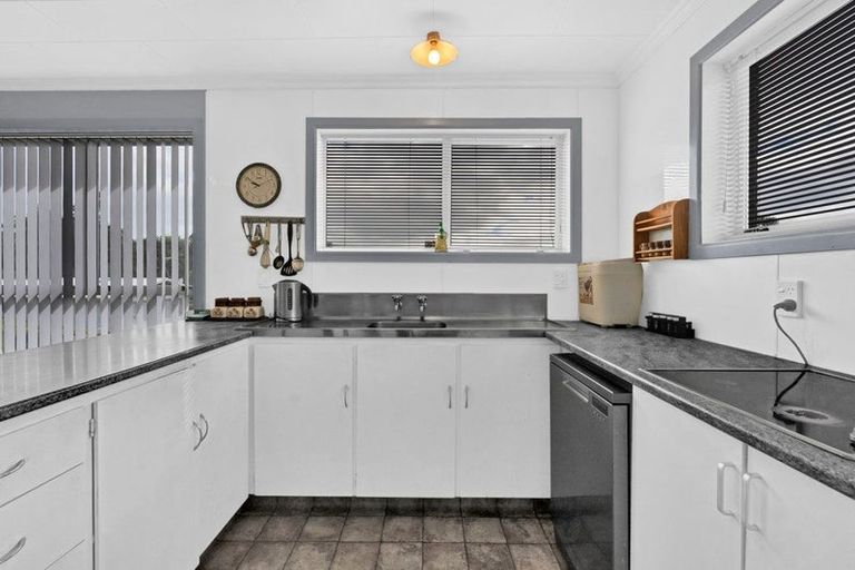 Photo of property in 15 Shaldon Crescent, Blagdon, New Plymouth, 4310